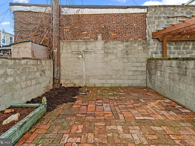 1827 Bank St — Photo 27
