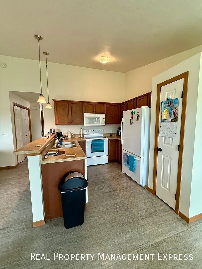 Charming 2 Bed, 1 Bath Condo — Photo 3