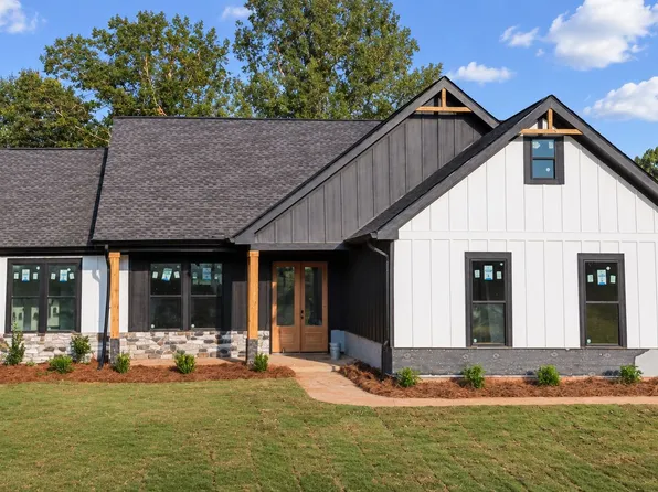 373 Stonington Dr, Mount Airy, GA 30563
