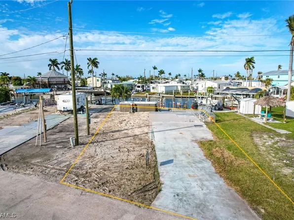 3884 Areca Dr, Saint James City, FL 33956