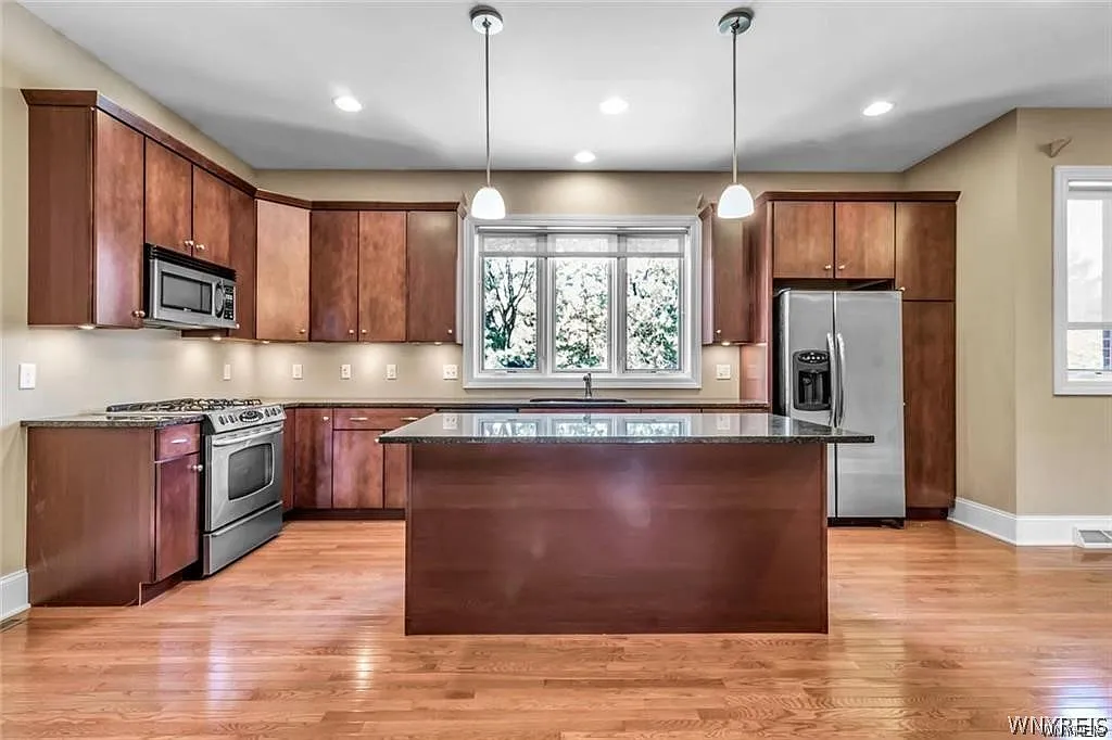 2 bed, 2.5 bath, 2325 sqft, $4,700 — Photo 4