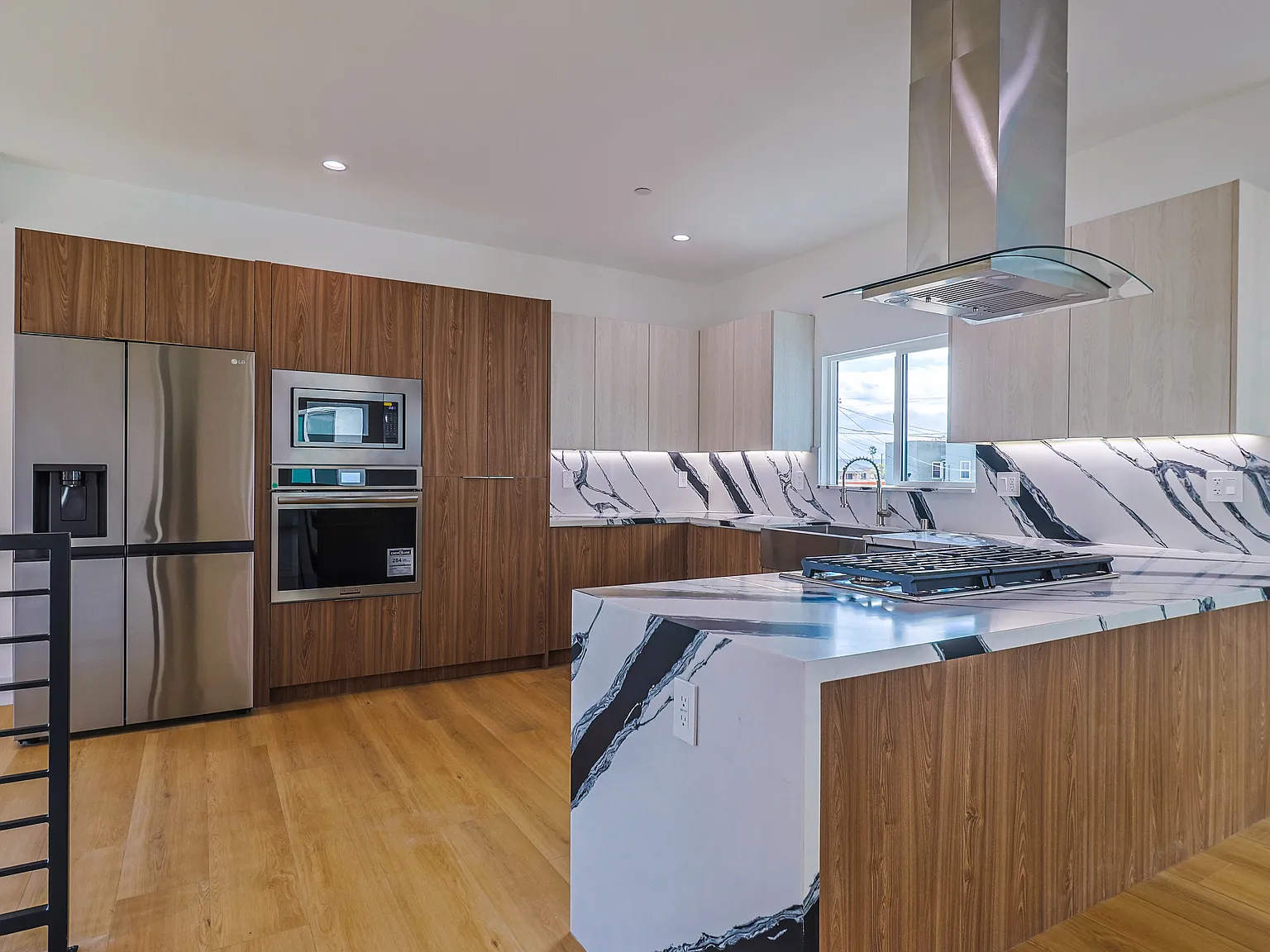 5 bed, 2587 sqft, $6,300 — Photo 4