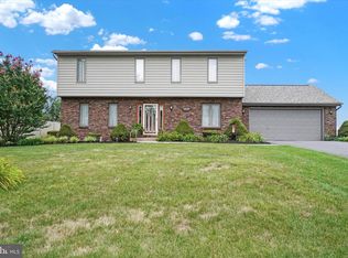 1410 Breezeview Dr, York, PA 17404