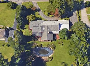 19 Lighthouse Rd, Great Neck, NY 11024