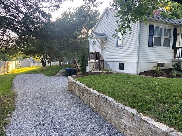 143 Leo St — Photo 3