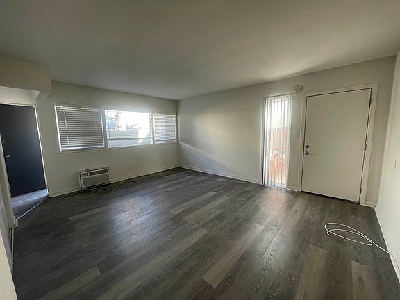 4th image of 11104-2 Aqua Vista St #39