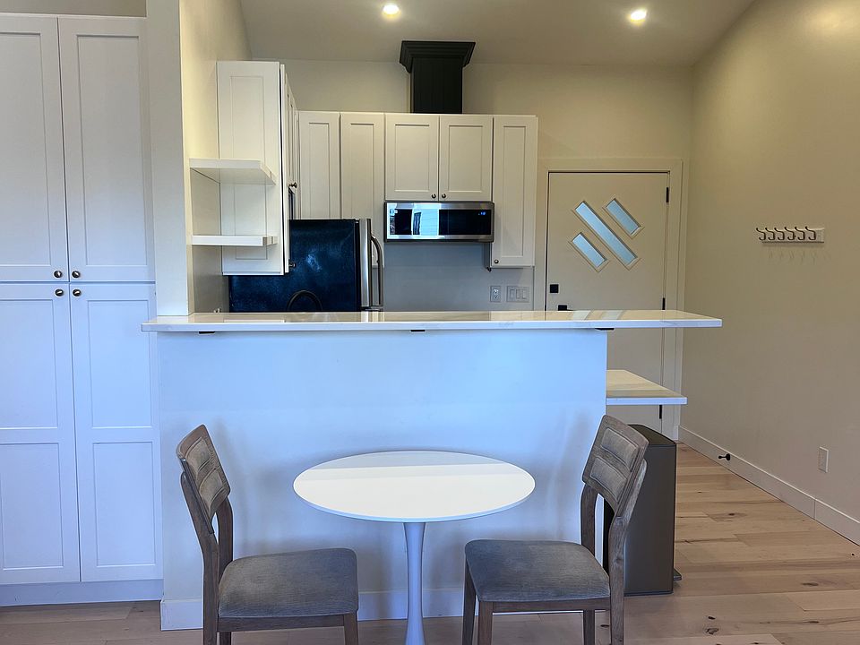 1st image of 1527 Jerome Pl
