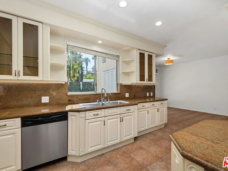 517 N Elm Dr — Photo 20