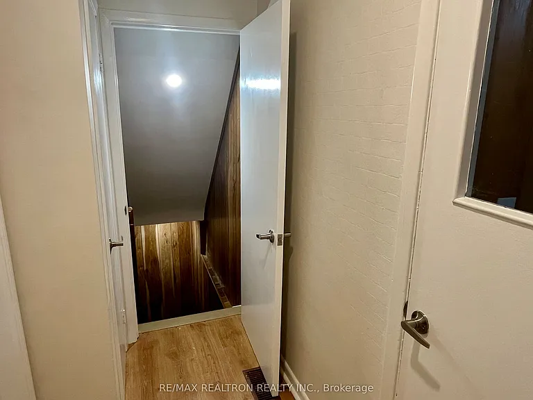 74 Lincoln Green Dr #LOWER — Photo 9