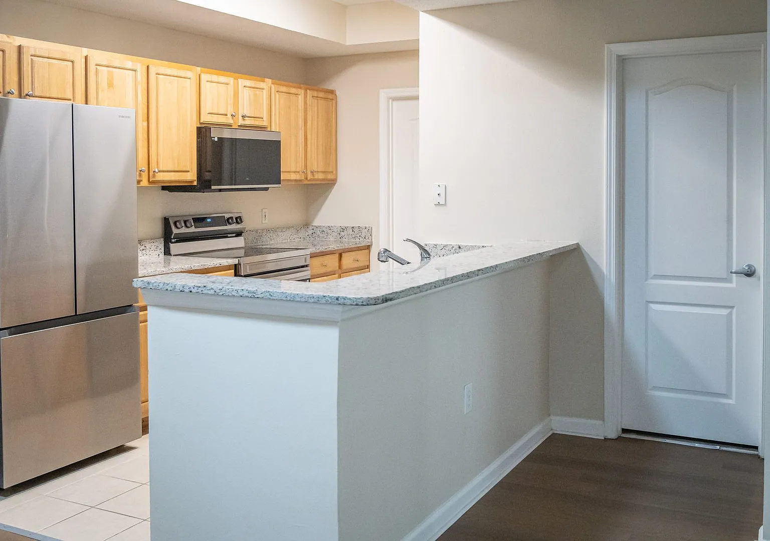 Available for Immediate Move in! Gorgeous 1 Bedroom Condo with Garage! — Photo 3