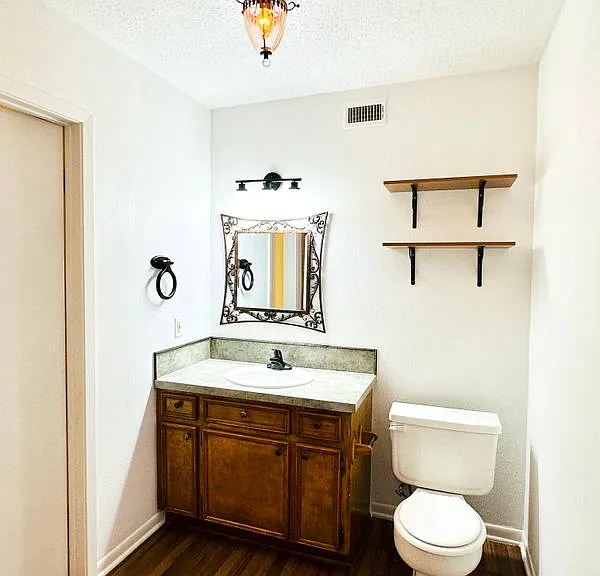 1470 FM 2712 — Photo 20