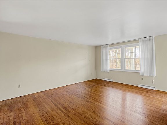 5th image of 891 Hershire Dr
