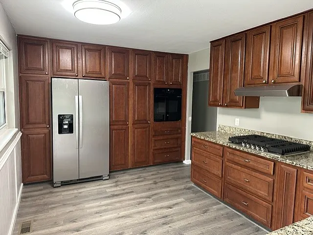 3 bed, 912 sqft, $2,100 — Photo 2