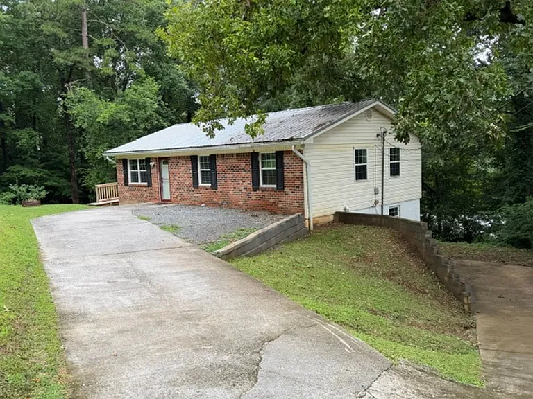 4040 Lynncrest Dr NE — Photo 1