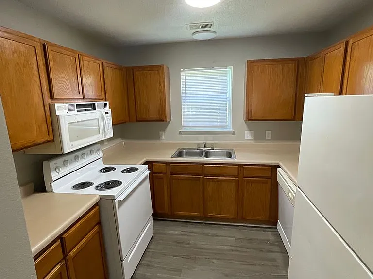 854 Eugene St — Photo 4