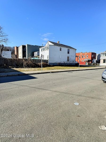4th image of 48 White Street