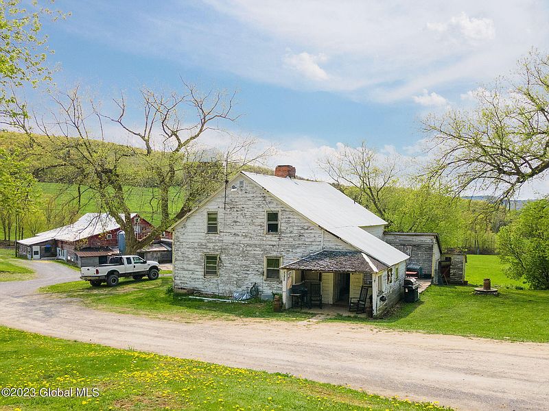 4th image of 585 East Hill Rd.