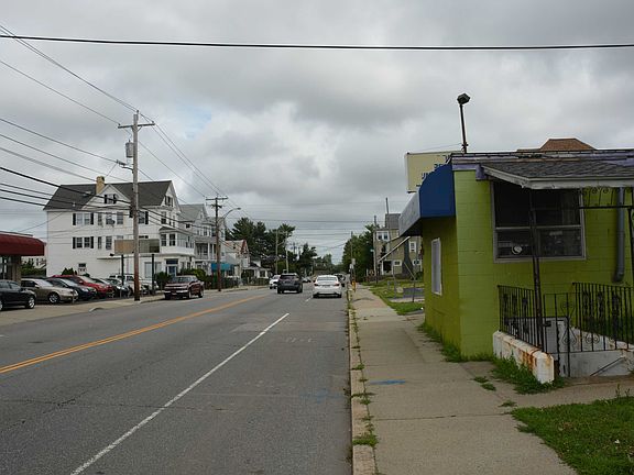 4th image of 689 N Broadway