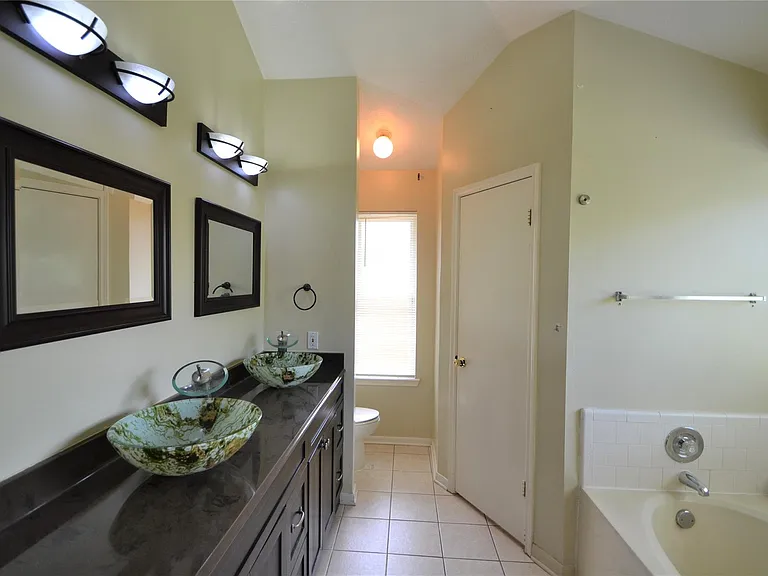 2818 Russett Pl W — Photo 17