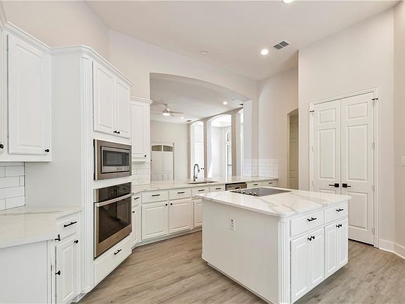 5th image of 3348 Castlewood Blvd