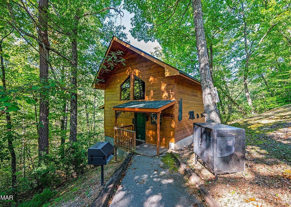 1st image of 852 Maple Hill Way