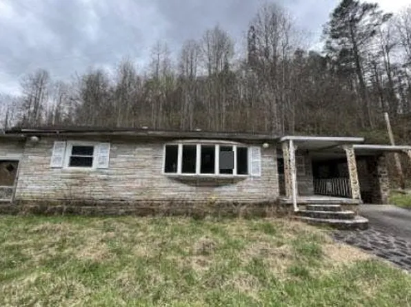1325 Bear Pen Crk, Clintwood, VA 24228