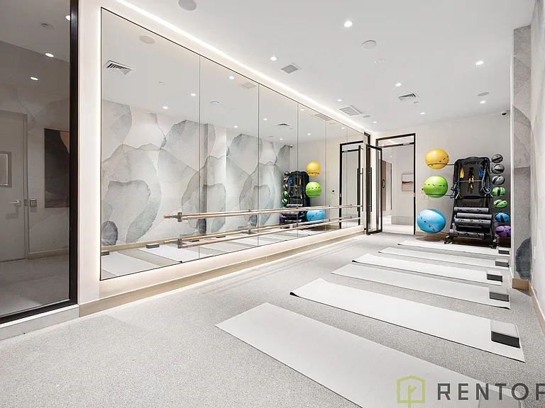 554 W 46th St #1040 — Photo 29