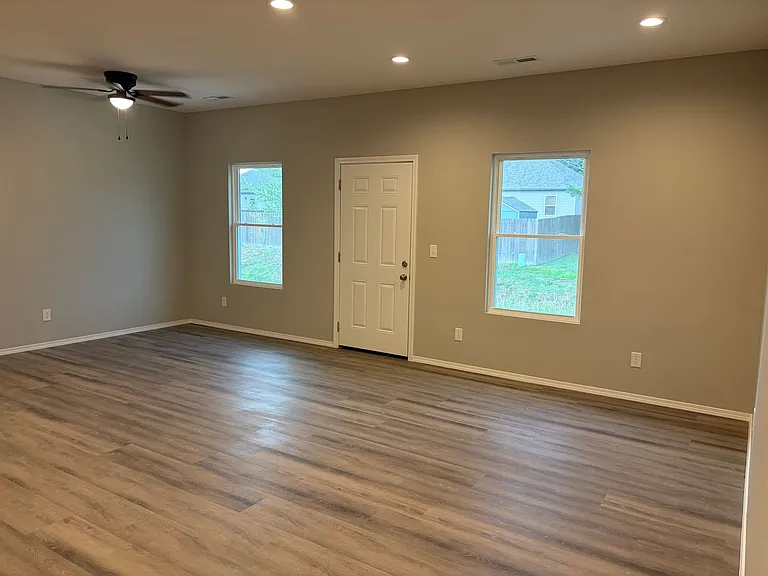 582-580 N Airport Rd — Photo 10