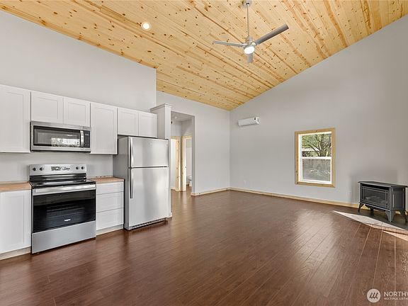 4th image of 428 Castle Avenue