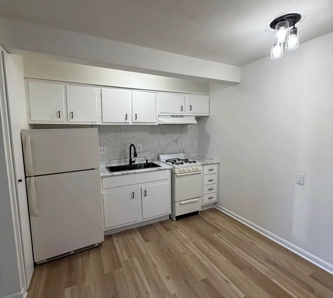 1014 N 48th Ave — Photo 2