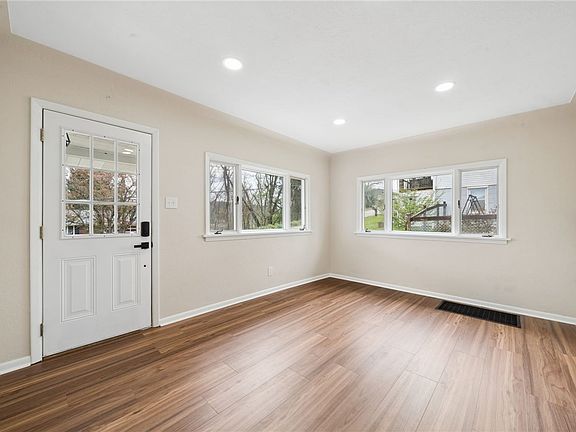 4th image of 307 Cypress St