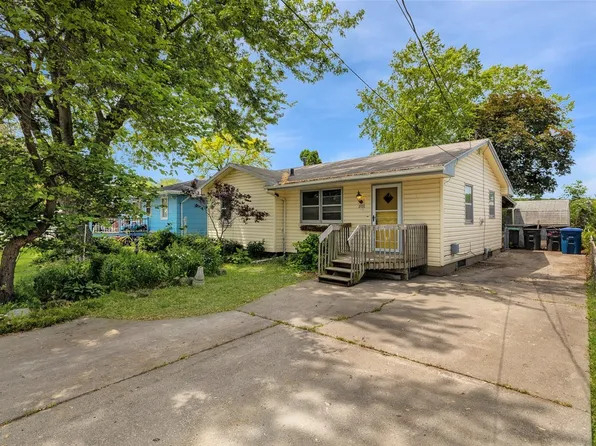 2120 E 38th Ct, Des Moines, IA 50317