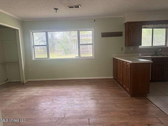 5th image of 307 E Dewey Camp Dr