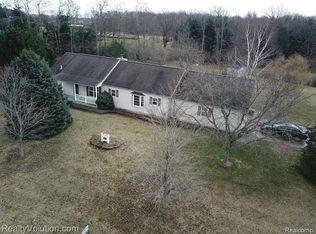 5902 Cobblestone Dr, North Branch, MI 48461