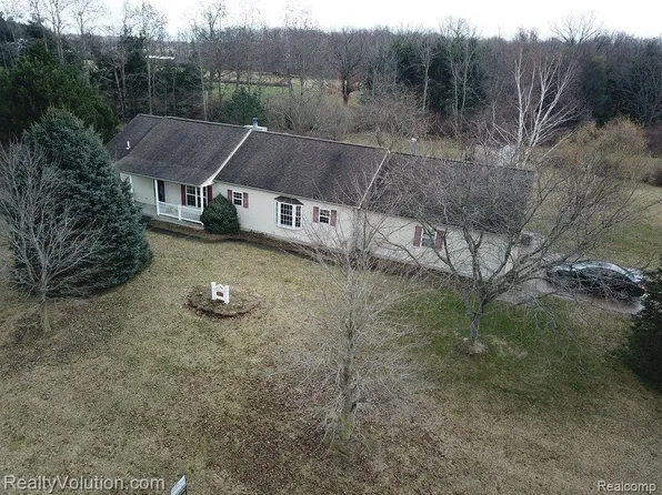 5902 Cobblestone Dr, North Branch, MI 48461