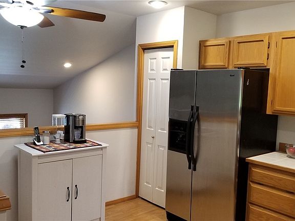 Kitchen has pantry, stainless appliances including a new Bosch dishwasher.