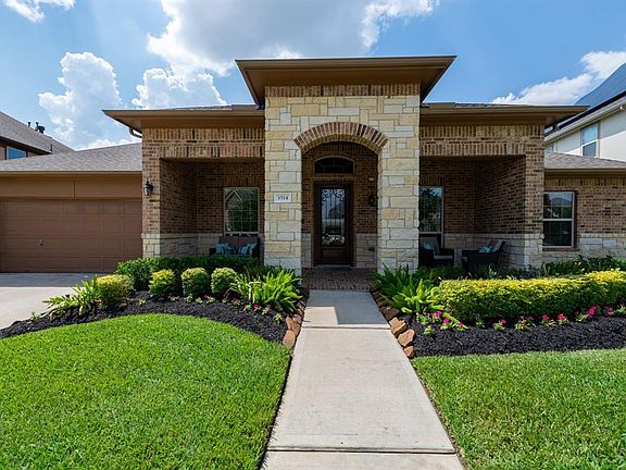 A view of the beautiful large covered front porch!