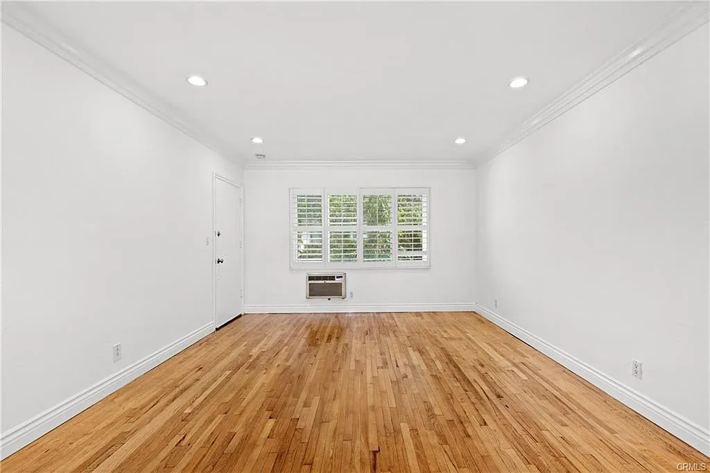 2 bed, 850 sqft, $2,500 — Photo 2