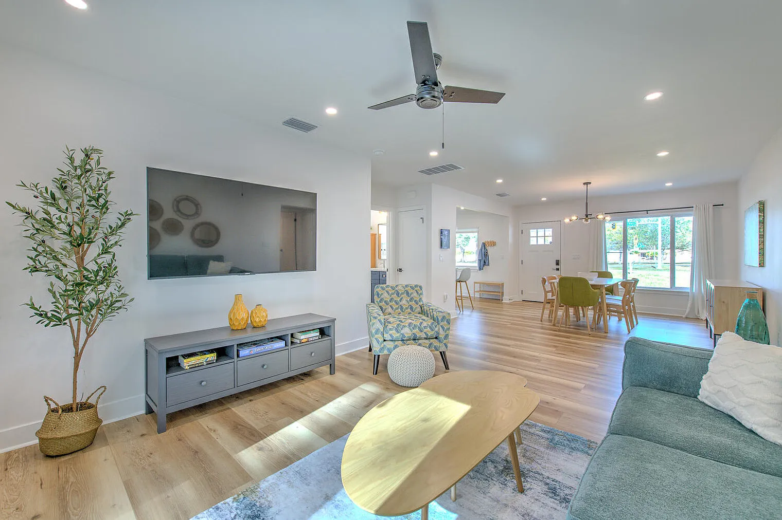 3 bed, 2.0 bath, 1420 sqft, $8,225 — Photo 3