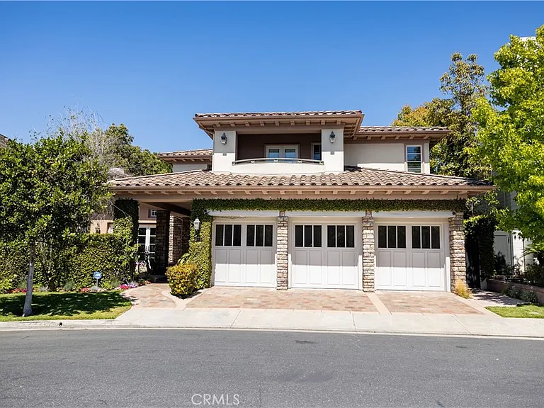 32 Gleneagles Dr — Photo 1