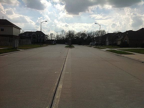 Clear family oriented neighborhood. Near freeways, markets a