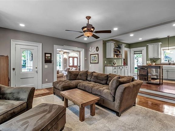 2nd image of 450 Oakwood Ave