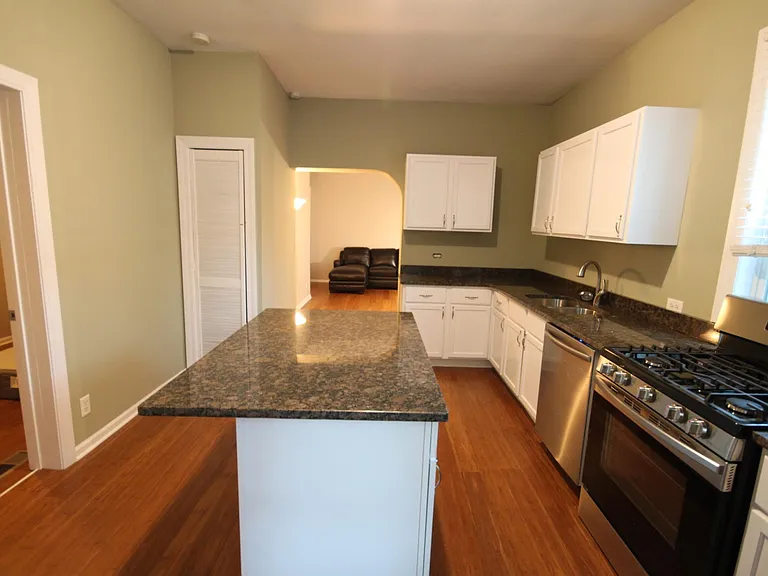2115 W Wellington Ave #1R — Photo 7