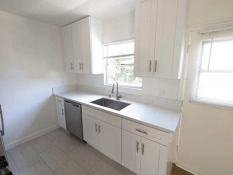 1320 N Martel Ave #7 — Photo 2
