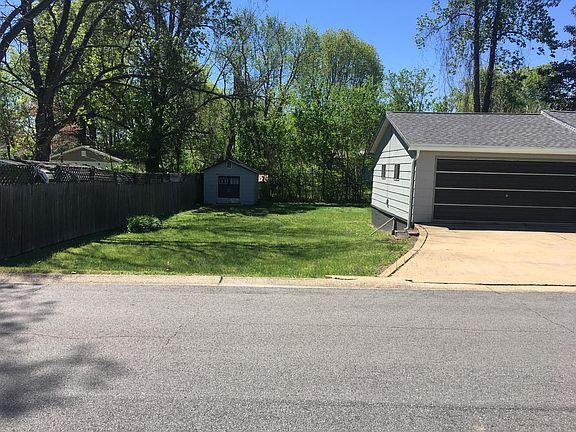 3rd image of 1206 Winnie St