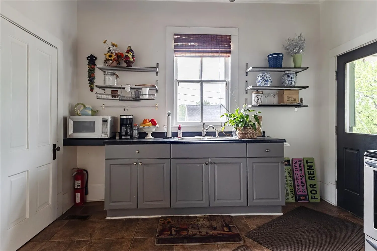 5 bed, 3922 sqft, $2,200 — Photo 2