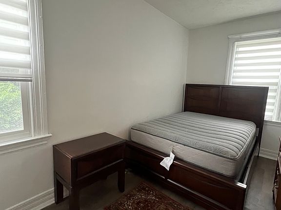 Queen size bed by Serta