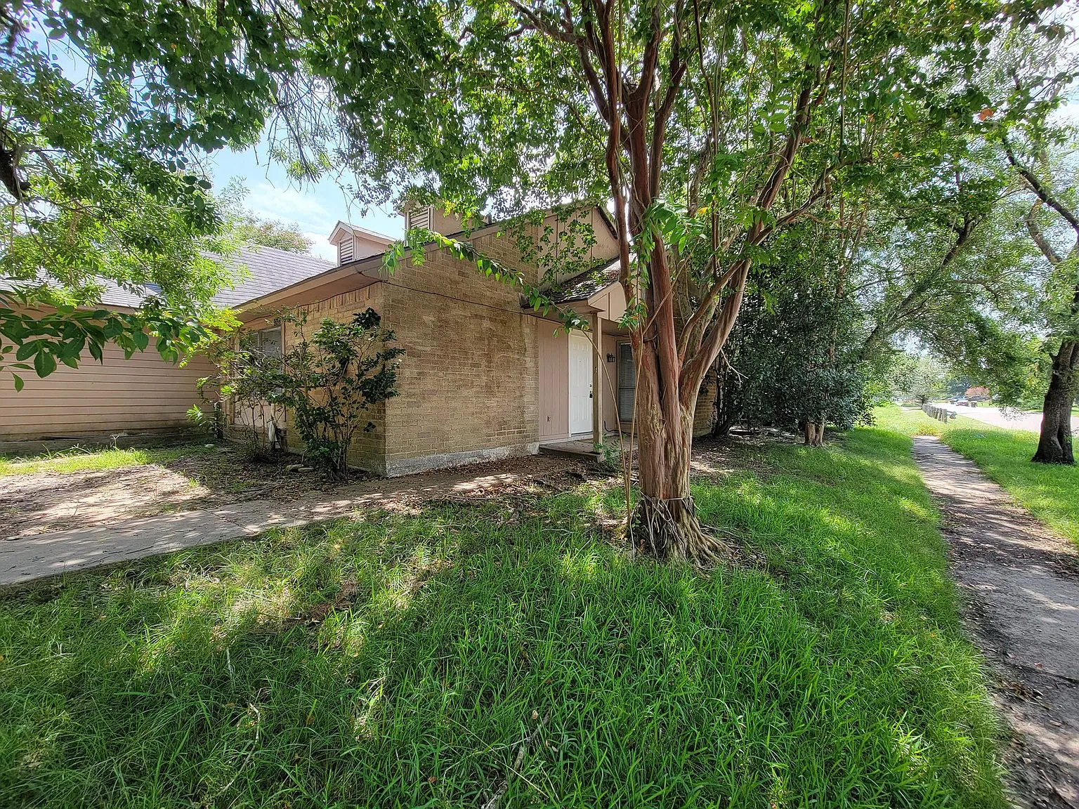 3 bed, 1212 sqft, $1,400 — Photo 1
