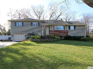 67 Old Town Ln, Halesite, NY 11743