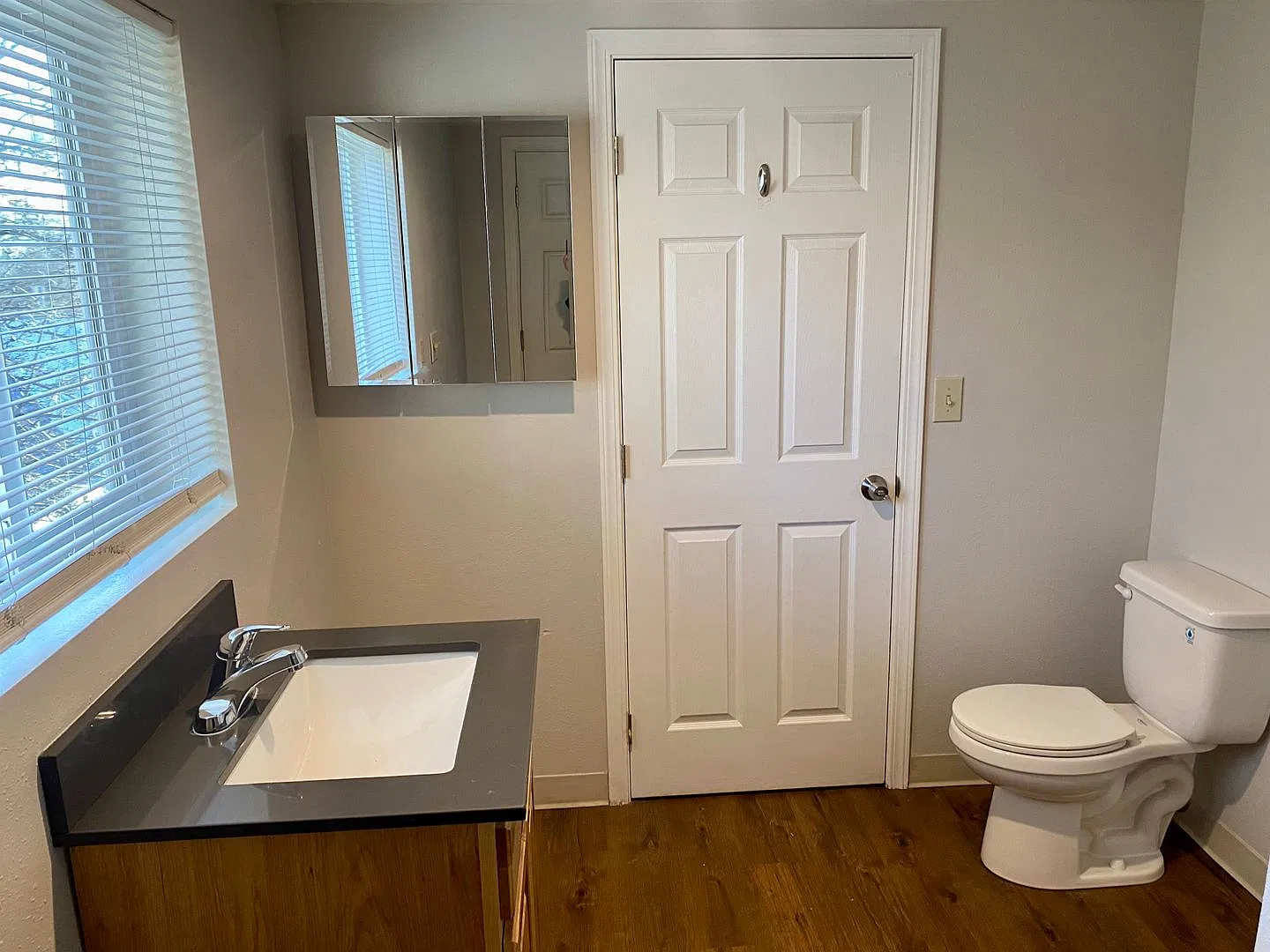 2 Bed 2 Full Bath Duplex. Water/Sewer Is Included In Monthly Rent. Application Pending — Photo 4
